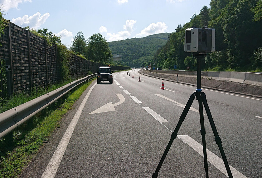 Vermessungsgerät Netz + Plan auf einer Autobahn