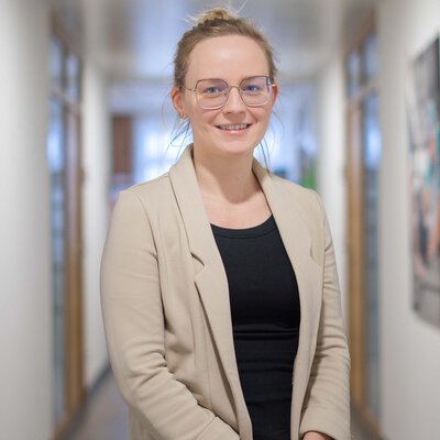 Portraitaufnahme HR-Mitarbeiterin Leyrer + Graf