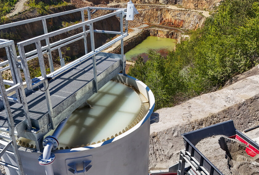 Wasserbehälter zeigt klares Wasser im Prozess der Sandwaschanlage