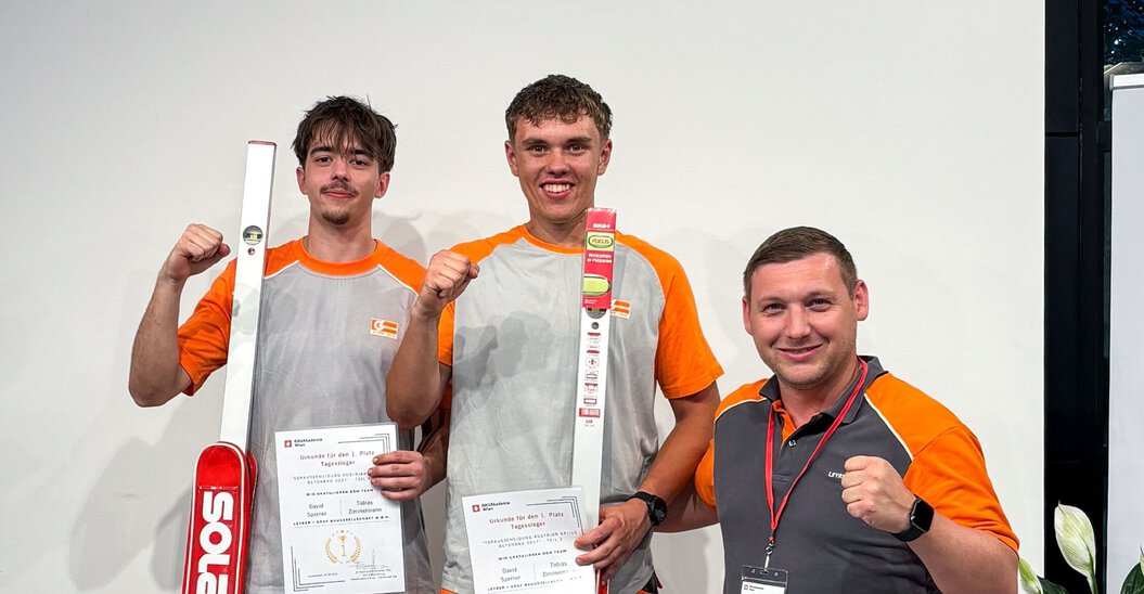 Tagesessieger David Sperner, Tobias Zimmerl und Betreuer mit Urkunden und Werkzeug