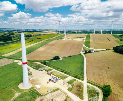 Aufbau von neuen Windrädern auf mehreren Feldern verteilt