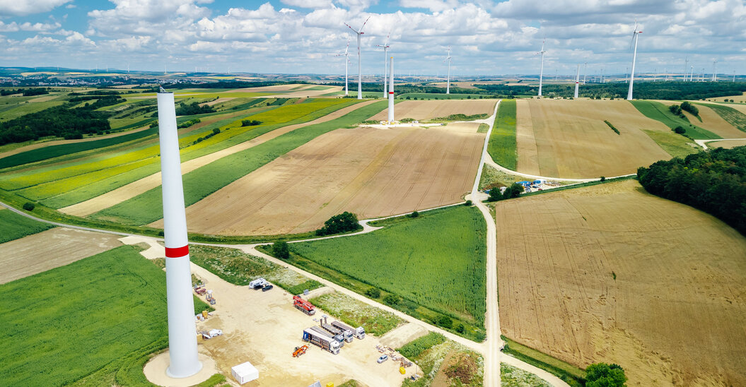 Aufbau von neuen Windrädern auf mehreren Feldern verteilt