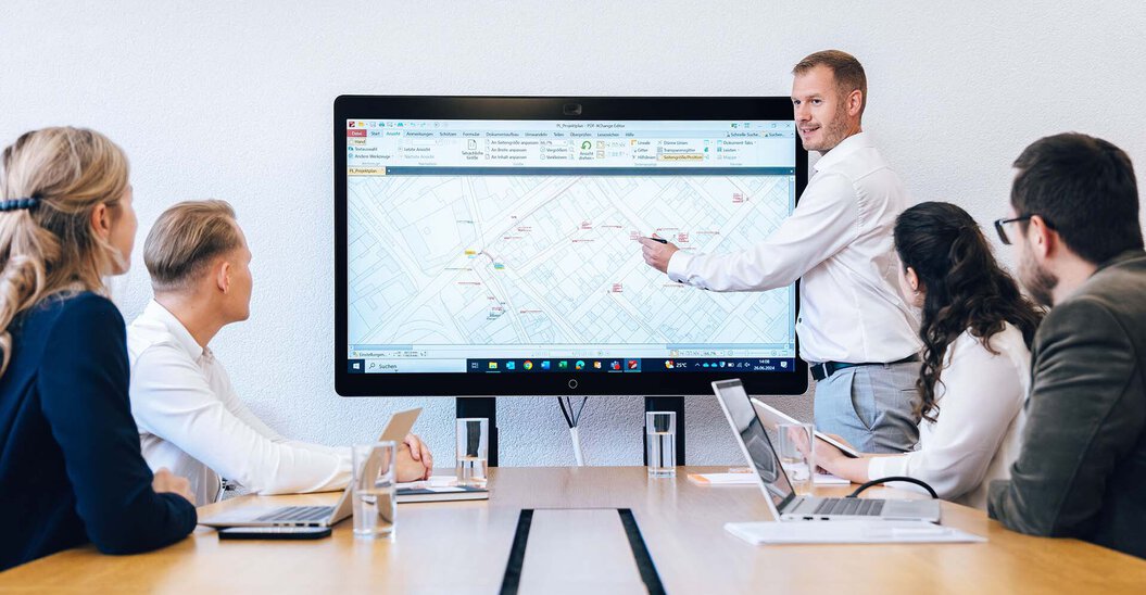 Leyrer + Graf Mitarbeiter besprechen Plan auf einem digitalem Whiteboard