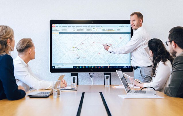 Leyrer + Graf Mitarbeiter besprechen Plan auf einem digitalem Whiteboard