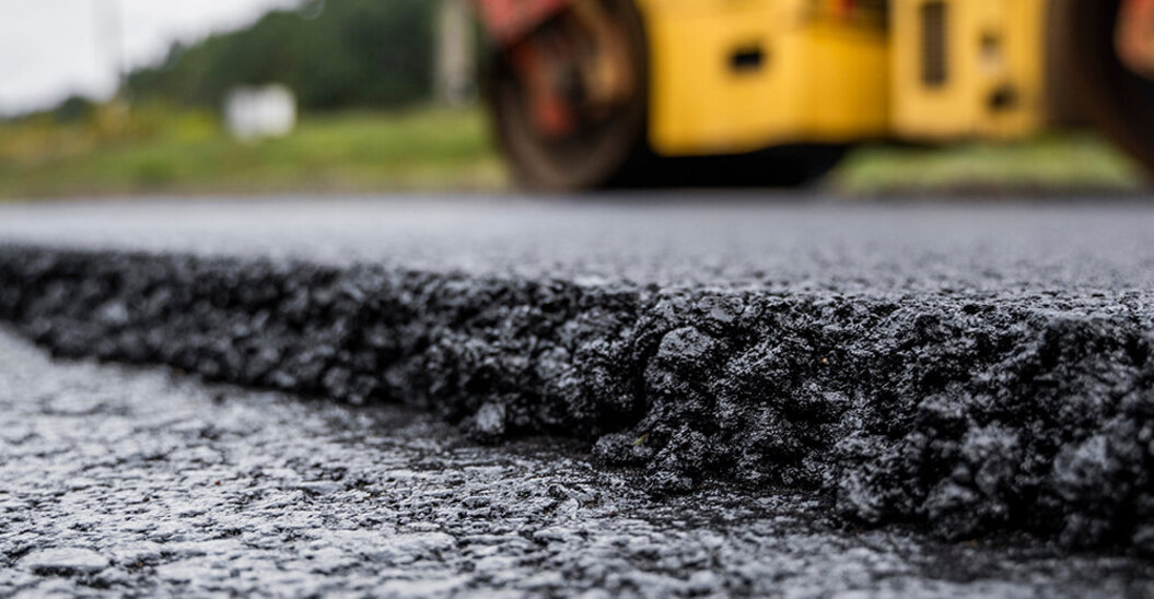 Nahaufnahme von Asphalt der gerade auf der Straße aufgetragen wird
