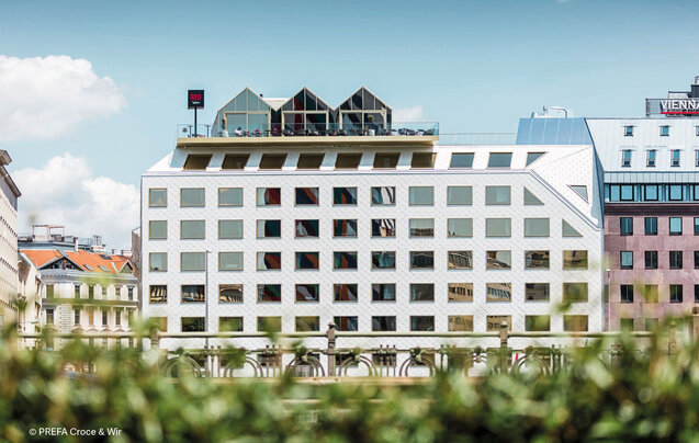 Fertiggestelltes Hochbau-Projekt von Leyrer + Graf - mehrstöckiges luxuriöses Gebäude mit weißer Fassade und Dachterasse - Radisson Red Wien