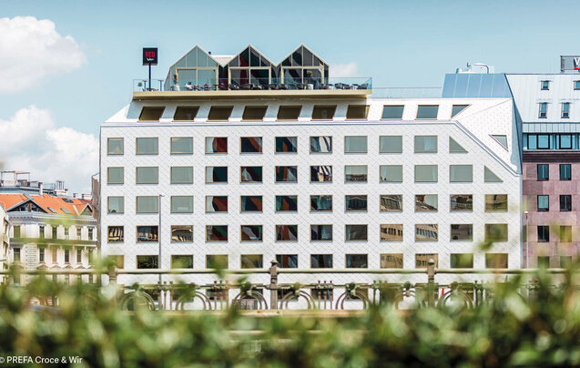 Fertiggestelltes Hochbau-Projekt von Leyrer + Graf - mehrstöckiges luxuriöses Gebäude mit weißer Fassade und Dachterasse - Radisson Red Wien 