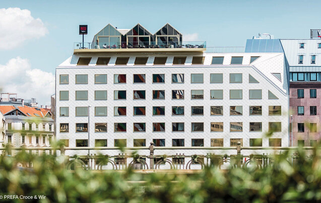 Fertiggestelltes Hochbau-Projekt von Leyrer + Graf - mehrstöckiges luxuriöses Gebäude mit weißer Fassade und Dachterasse - Radisson Red Wien 