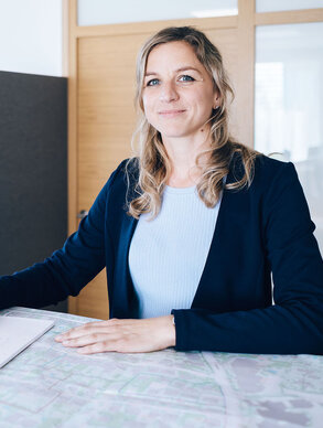 Leyrer + Graf Mitarbeiterin blickt in die Kamera und lächelt dabei