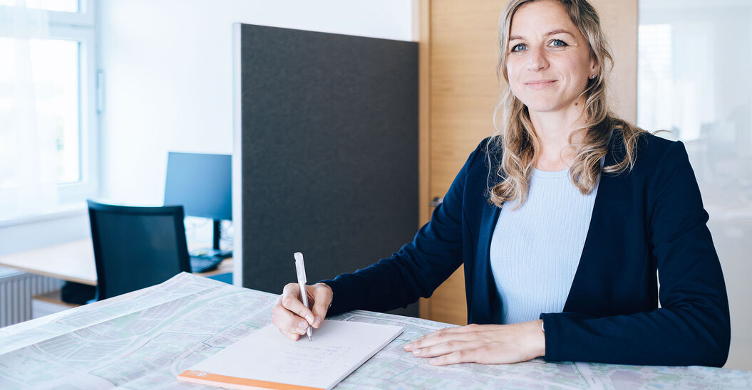 Leyrer + Graf Mitarbeiterin blickt in die Kamera und lächelt dabei