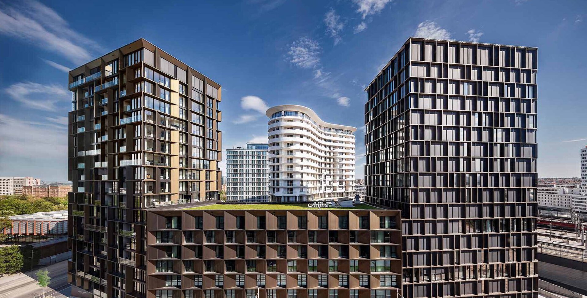 Fertiggestelltes Hochbau-Projekt von Leyrer + Graf - zwei höhere Element links und rechts in der Mitte ein niedrigerer Gebäudeteil - Bel and Main