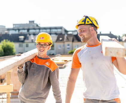 Leyrer + Graf Mitarbeiter und Lehrling lächelnd bei der Arbeit