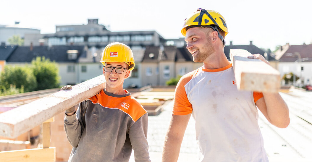 Leyrer + Graf Mitarbeiter und Lehrling lächelnd bei der Arbeit
