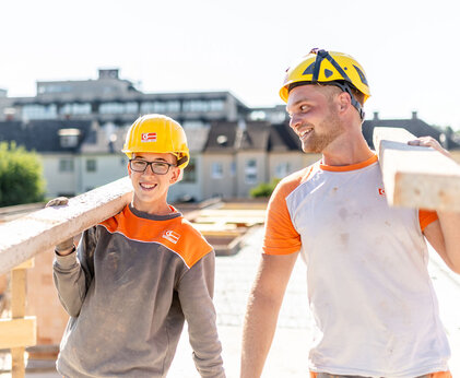 Leyrer + Graf Mitarbeiter und Lehrling lächelnd bei der Arbeit