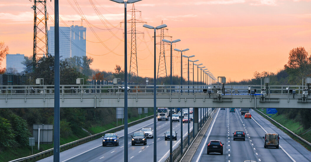 Stadteinfahrt im Sonnenuntergang im Fokus steht die Straßenbeleuchtung