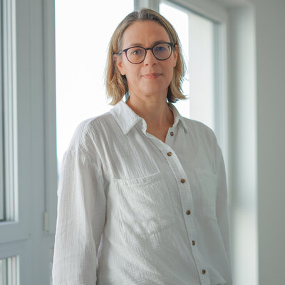 Portraitaufnahme HR-Mitarbeiterin Leyrer + Graf