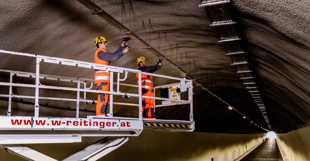 Zwei Leyrer + Graf Mitarbeiter bei Montagearbeiten in einer Tunnelanlage