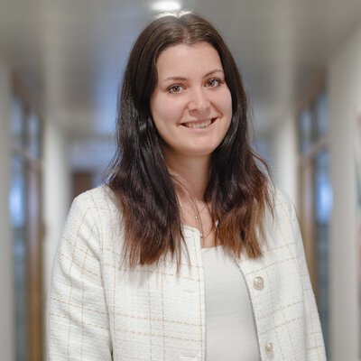 Portraitaufnahme HR-Mitarbeiterin Leyrer + Graf