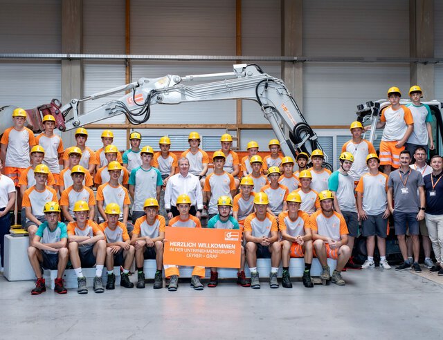 Bild mit knapp 40 neuen Lehrlingen sowie Firmenchef Stefan Graf und weiteren Mitarbeitern von Leyrer + Graf