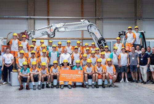 Bild mit knapp 40 neuen Lehrlingen sowie Firmenchef Stefan Graf und weiteren Mitarbeitern von Leyrer + Graf