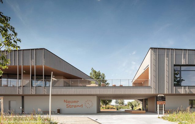 Fertiggestelltes Bauvorhaben der Graf‑Holztechnik - Seebad Breitenbrunn - Zweigeschoßiges Gebäude mit Holzfassade und großen Fensterfronten