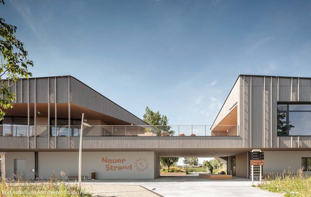 Fertiggestelltes Bauvorhaben der Graf‑Holztechnik - Seebad Breitenbrunn - Zweigeschoßiges Gebäude mit Holzfassade und großen Fensterfronten