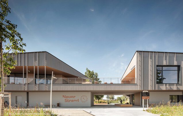 Fertiggestelltes Bauvorhaben der Graf‑Holztechnik - Seebad Breitenbrunn - Zweigeschoßiges Gebäude mit Holzfassade und großen Fensterfronten
