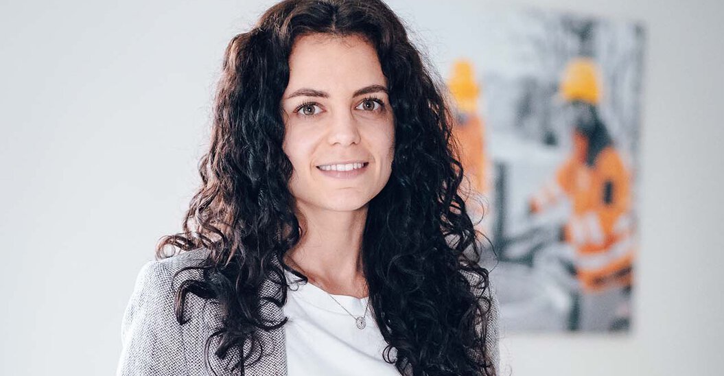 Portrait einer Leyrer + Graf Mitarbeiterin die in die Kamera lächelt