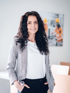 Portrait einer Leyrer + Graf Mitarbeiterin die in die Kamera lächelt