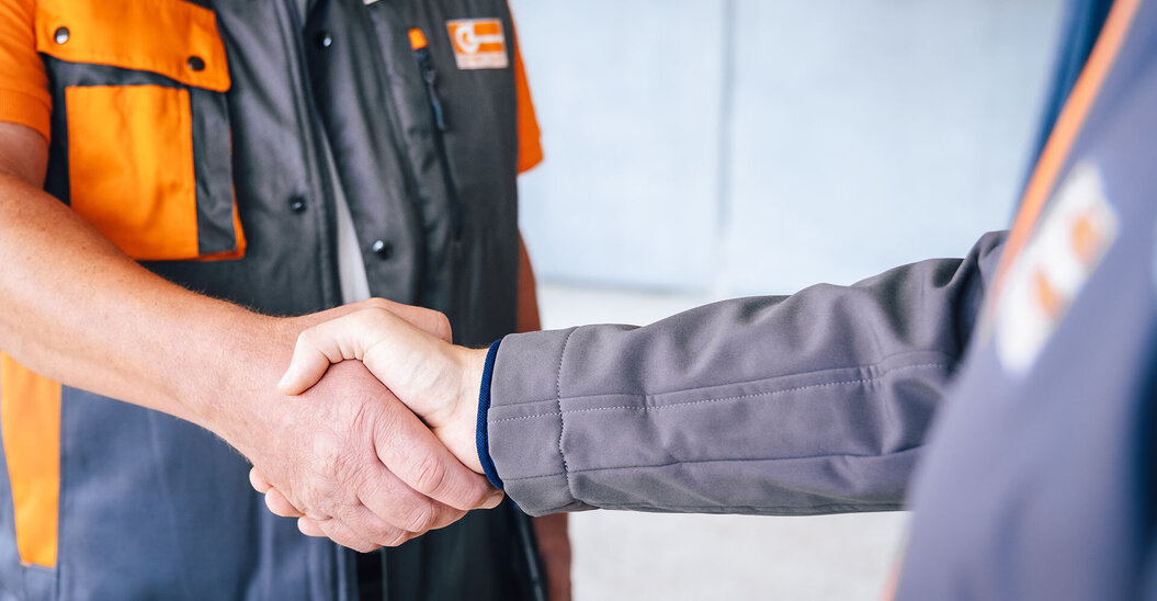 Zwei Mitarbeiter geben sich die Hand