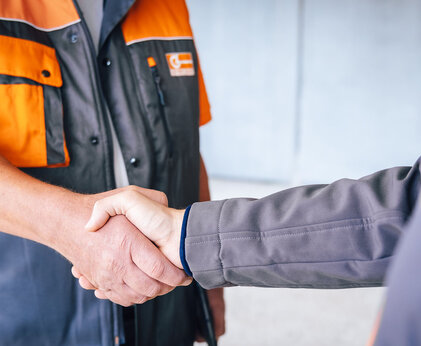 Zwei Mitarbeiter geben sich die Hand