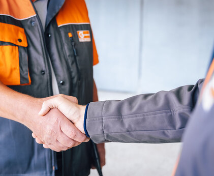 Zwei Mitarbeiter geben sich die Hand